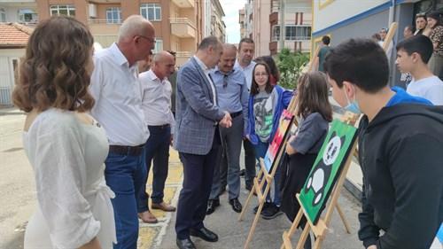 Kaymakamımız Sayın Ümit ALTAY, İlçemiz Ahmet Taner Kışlalı Ortaokulu öğrencilerinin hazırladığı resim sergisinin açılış törenine katıldı.